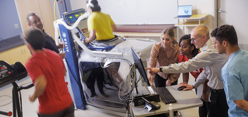 Students and Faculty collaborate in Kinesiology lab