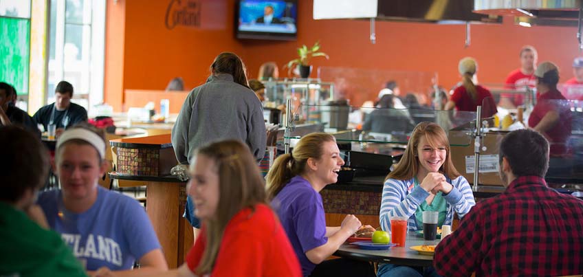 Students eating lunch at Neubig Dining Hall