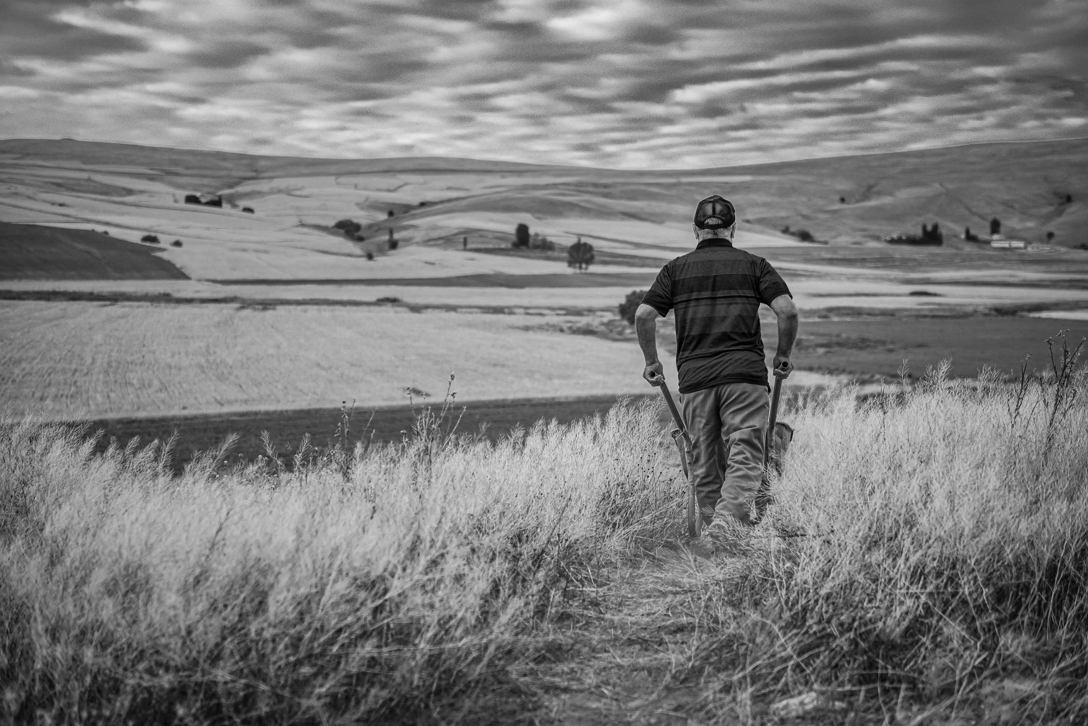 Black and white image of a Turkish laborer working in a field