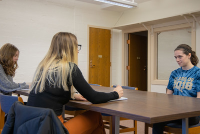 Psychology and threatre students do mock interviews.